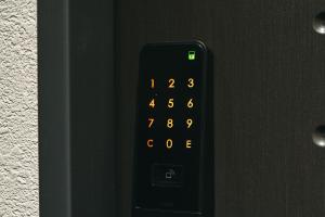 un control remoto negro con un reloj en él en TAPSTAY HOTEL - Vacation STAY 35235v, en Saga