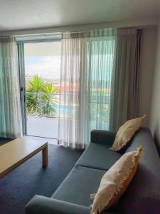 Ramada Hotel & Suites by Wyndham Ballina Byron客房内的一张或多张床位