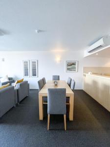 Ramada Hotel & Suites by Wyndham Ballina Byron的休息区