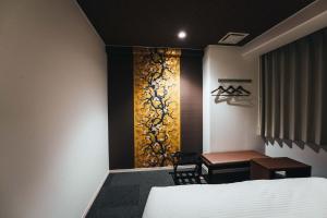 佐賀市にあるTAPSTAY HOTEL - Vacation STAY 35230vのベッドルーム1室(ベッド1台、テーブル、窓付)