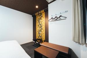 佐賀市にあるTAPSTAY HOTEL - Vacation STAY 35230vのベッドルーム1室(ベッド1台、テーブル、ベンチ付)