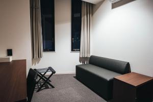 佐賀市にあるTAPSTAY HOTEL - Vacation STAY 35237vのソファ、テーブル、窓が備わる客室です。