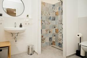a bathroom with a sink and a shower at Casa Materi - Barrierearme Apartments in Bad Kissingen