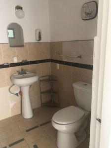 een badkamer met een toilet en een wastafel bij Habitacion #1 in Chihuahua