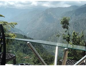 een kamer met uitzicht op een bergvallei bij Hotel PJ Dupeex, Ravigram, Phata in Phata