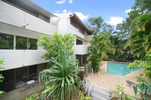 una vista exterior de una casa con piscina en Tea Trees Apartment 4, Little Cove, en Noosa Heads