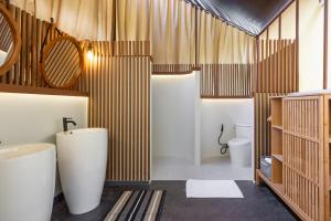 uma casa de banho com 2 WC e 2 lavatórios em CAMP CAYLA - STELLAR em Chiang Mai