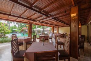 um restaurante com mesas e cadeiras e um pátio em Champlung Sari Villa & Spa Ubud em Ubud
