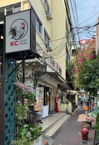 uma rua com um sinal para uma casa de galinhas em KC guest house em Bangkok