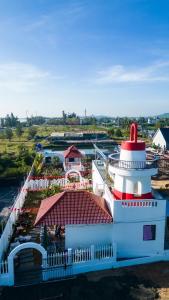 een cruiseschip met een rode en witte toren bij Homestay Khải Minh in Quang Ngai