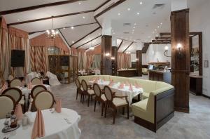 ボロヴェッツにあるBH and Semiramida Ski Apartmentの部屋にテーブルと椅子があるレストラン