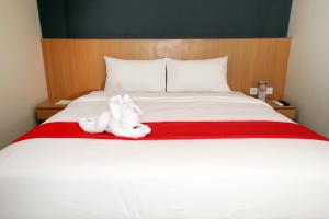 un animal de toallas sentado en la parte superior de una cama en Kiyana Premiere Hotel Batang en Pekalongan