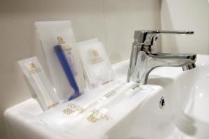 lavamanos con cepillo de dientes y pasta de dientes en Kiyana Premiere Hotel Batang en Pekalongan
