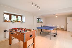 Stolný tenis v ubytovaní Villa Allegra Apartamenty z ogrodem i salą zabaw ,darmowy parking i leżaki, 5minut do morza alebo v jeho okolí