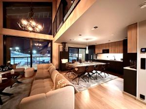 uma grande sala de estar com um sofá e uma mesa em Villa Premium Levi Cranberry A2 em Levi