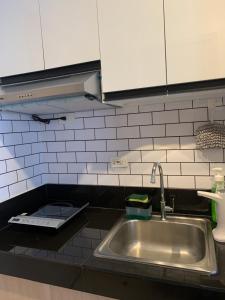 Una cocina o cocineta en Staycation by A&L