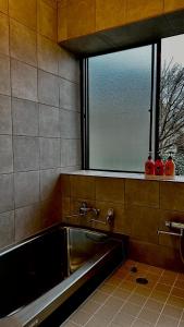 Koupelna v ubytování 伊豆高原 温泉付別荘 ISANA Mountain Villa - BBQ, Pizza Oven & Hotsprings