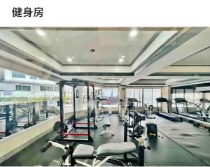 een fitnessruimte met veel loopbanden en machines bij Ningman Road Apartment in Chiang Mai