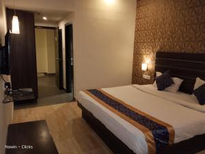 Postel nebo postele na pokoji v ubytování Redfox Hotel- Aminjikarai