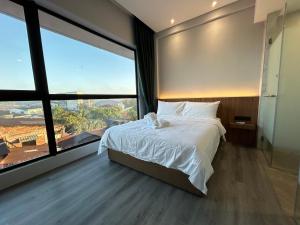 1 dormitorio con cama grande y ventana grande en Crosview, en Kampung Sepetang