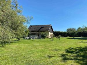 a house in a field with a large yard at Gîte la Casita in Bouhy