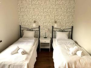 Posteľ alebo postele v izbe v ubytovaní Villa Allegra Apartamenty z ogrodem i salą zabaw ,darmowy parking i leżaki, 5minut do morza