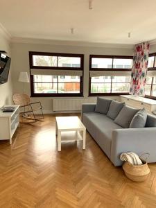 Posedenie v ubytovaní Villa Allegra Apartamenty z ogrodem i salą zabaw ,darmowy parking i leżaki, 5minut do morza