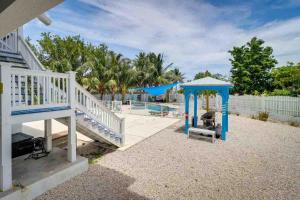 - une aire de jeux avec un kiosque et un toboggan dans l'établissement Private Estate Pool Ocean View 20 minutes to Key West, à Summerland Key