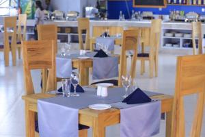 uma sala de jantar com mesas e cadeiras com copos de vinho em Aquarius Kigo Resort em Kigo