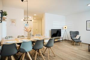 a dining room with a table and chairs at Rent4Living Apartments WLAN I kostenfreie Tiefgarage I Therme 5 Minuten zu Fuß I Barrierearm in Bad Kissingen