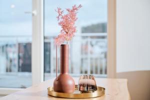 a vase and a glass on a table at Casa Materi - Barrierearme Apartments in Bad Kissingen