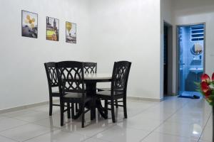 een eetkamer met een tafel en vier stoelen bij Relax Spot View @ Meru Raya in Ipoh