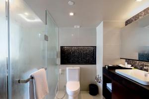 La salle de bains est pourvue de toilettes, d'un lavabo et d'une douche. dans l'établissement Le Meridien Phuket Beach Resort -, à Karon Beach