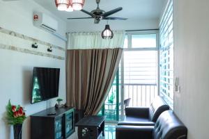 een woonkamer met een bank en een groot raam bij Relax Spot View @ Meru Raya in Ipoh