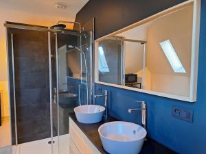 uma casa de banho com 2 lavatórios e um chuveiro em Brussels countryside em Hoeilaart