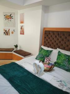 Un dormitorio con una cama con una cesta. en Condo At Azure North San Fernado, en San Fernando