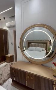 um espelho grande em cima de uma cama num quarto em Villa, Sea Front View منتجع قرية سما العريش em El Arish