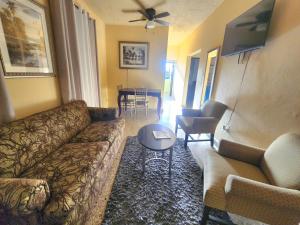 O zonă de relaxare la 310 Del Valle Central, Freshly Remodeled 3 Bedroom Home Sleeps 8