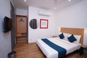 Tempat tidur dalam kamar di Hotel Mira Residency- Outer Ring Road, Paschim Vihar
