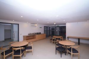 新德里的住宿－Hotel Mira Residency- Outer Ring Road, Paschim Vihar，一个带桌椅的教室和厨房