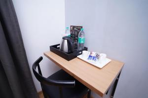 een bureau in een kamer met een stoel en een telefoon bij Hotel Mira Residency- Outer Ring Road, Paschim Vihar in New Delhi