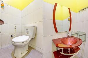 2 fotos de un baño con aseo y lavabo en OYO 92792 Umi Rahayu Guesthouse, en Semarang
