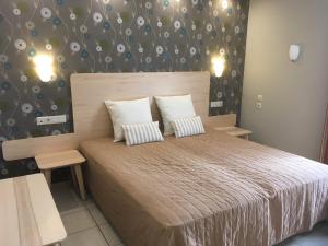 sypialnia z dużym łóżkiem z 2 poduszkami w obiekcie Kalives Resort w mieście Kalivia Poligirou