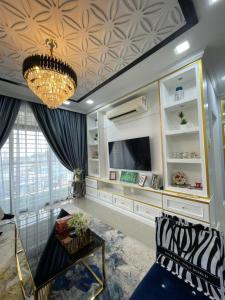sala de estar con lámpara de araña y mesa en VVIP LUXURIOUS HOMESTAY PUTRAJAYA FREE WIFI AND PARKING, en Putrajaya