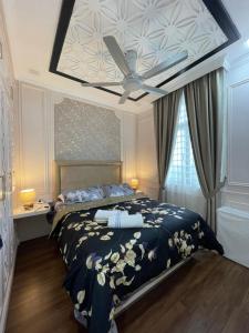 1 dormitorio con 1 cama y ventilador de techo en VVIP LUXURIOUS HOMESTAY PUTRAJAYA FREE WIFI AND PARKING en Putrajaya