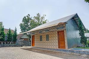 a small brick building with a tin roof at OYO 91679 Juanda Homestay Syariah in Pasuruan