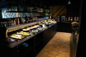 uma linha de buffet com muitos tipos diferentes de alimentos em Porta Cité em Maasmechelen