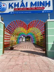 une grande arche arc-en-ciel avec un grand cœur arc-en-ciel dans l'établissement Homestay Khải Minh, à Quảng Ngãi