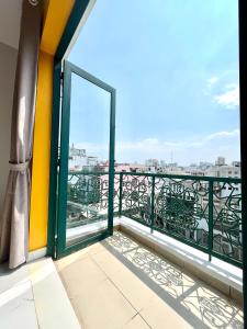 een balkon met uitzicht op de stad bij Luxury Condotel Sai Gon 3 in Ho Chi Minh-stad