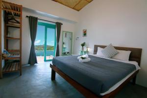 a bedroom with a large bed with a view of the ocean at Yêu Biển homestay in Phan Rang